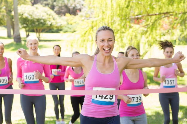 Femmes souriantes qui courent pour la sensibilisation au cancer du sein