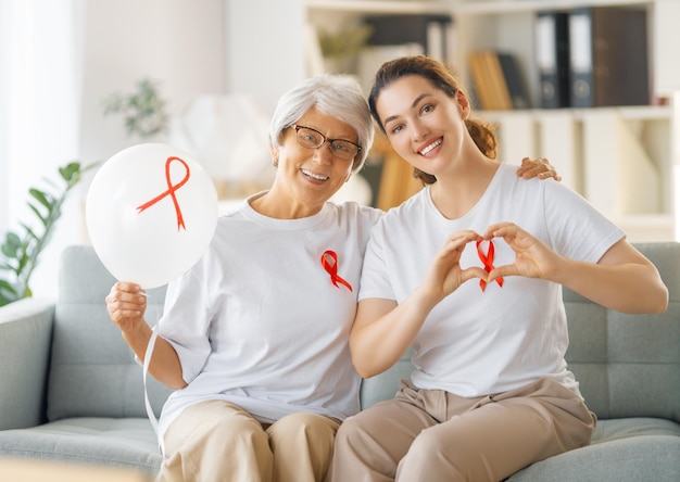 Femmes souriantes avec ruban de satin rouge