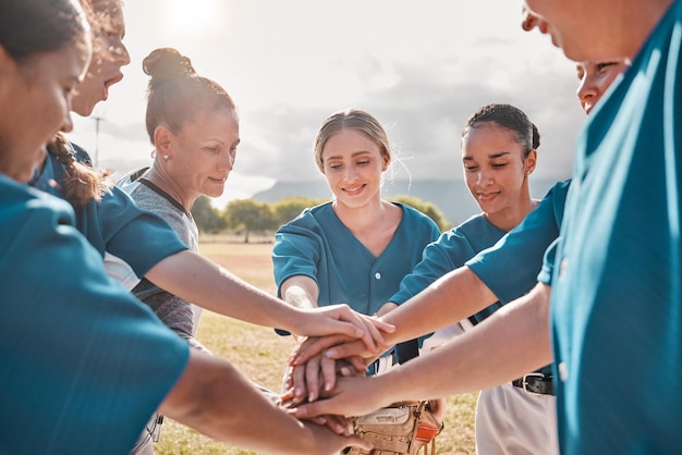 Les femmes soutiennent les mains de baseball et les matchs de sport sur le terrain la collaboration de l'équipe lors d'événements sportifs et la diversité pour réussir en compétition Travail d'équipe des athlètes avec confiance, solidarité et communauté à l'entraînement