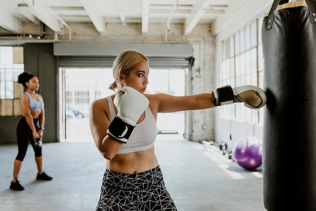 Femmes sportives musclées au gymnase