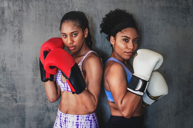 Photo femmes sportives musclées prêtes à boxer