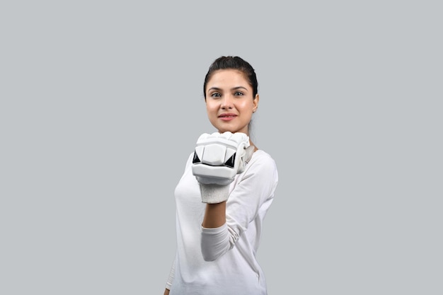 femmes sportives souriant et posant sur fond gris