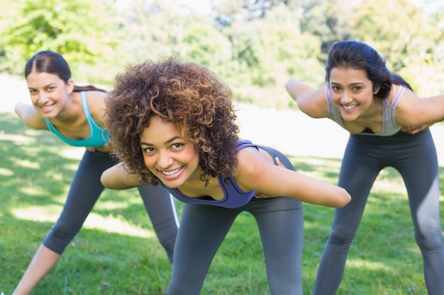 Femmes sportives souriantes faisant de l&#39;exercice