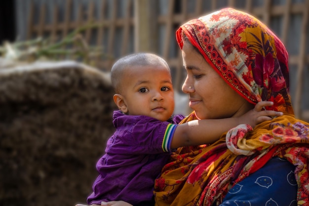 Photo femmes sud-asiatiques une photo d'un moment d'amour souriant d'une mère rurale bangladaise avec son enfant photo prise le 7 juillet 2023 village puijor city rajbari bangladesh