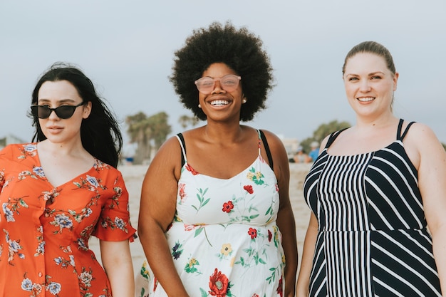 Photo femmes de taille plus gaies à la plage