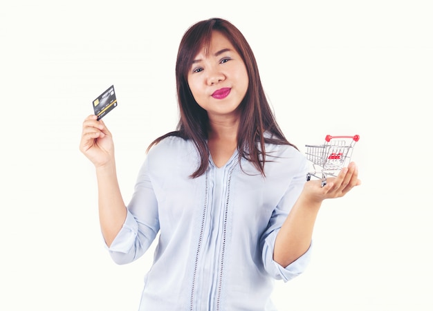 Femmes tenant des cartes de crédit et un panier
