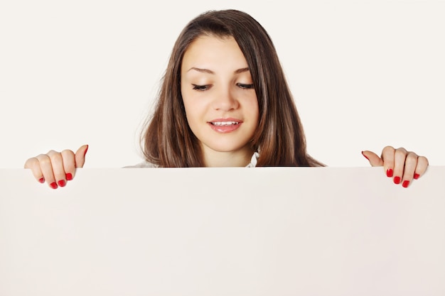 Femmes tenant une feuille de papier