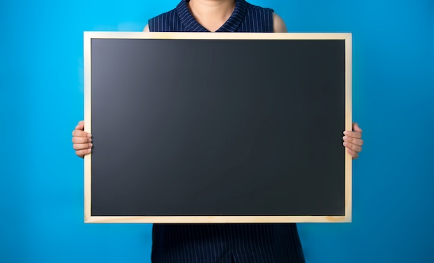 Femmes Tenant Un Tableau Sur Fond Bleu