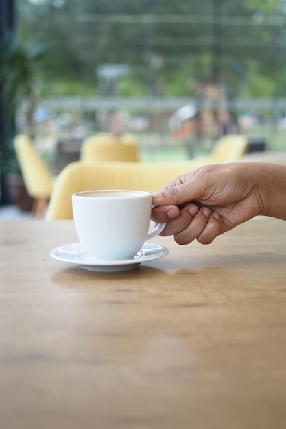 Femmes tenant une tasse de café