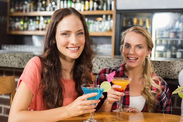 Femmes tenant des verres de cocktail