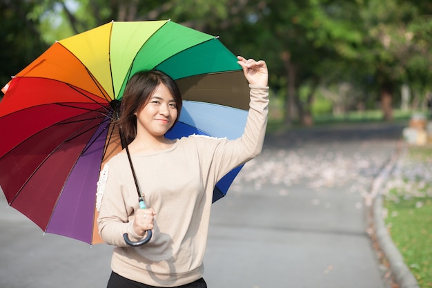 Femmes, tenue, parapluie