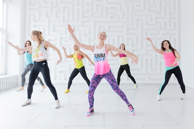 Photo femmes en tenue de sport au cours de danse zumba