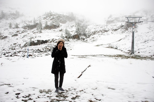 Femmes thaïlandaises asiatiques jouant et posant pour prendre une photo avec de la neige au sommet de la montagne dans le parc naturel de Kaunergrat tout en neigeant dans le Tyrol Autriche