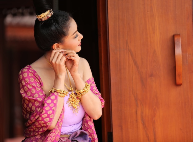 Femmes thaïlandaises attrayantes en costume traditionnel