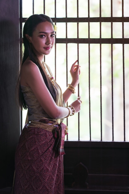Les femmes thaïlandaises portant des costumes traditionnels dans les temps anciens pendant la période Ayutthaya