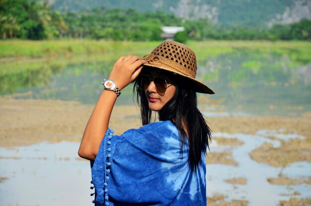 Les femmes thaïlandaises portent des vêtements indigo portrait de couleur naturelle à l'extérieur près de la montagne Khao Oktalu ou de la montagne Hole avec une rizière dans la province de Phatthalung, dans le sud de la Thaïlande