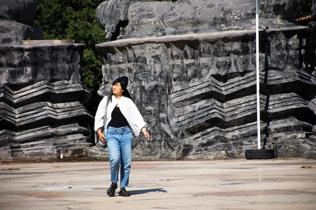 Les femmes thaïlandaises voyageurs visitent et posent un portrait au Prasat Hin Phanom Rung Stone Castle Sanctuary bâtiment temple hindou khmer dans le parc historique de la ville de Prakhon Chai à Buri Ram Thaïlande