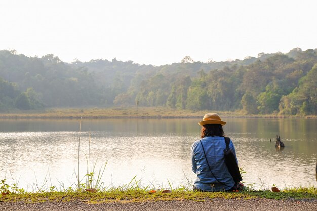 Les femmes touristes s'asseoir et regarder le paysage le long du réservoir