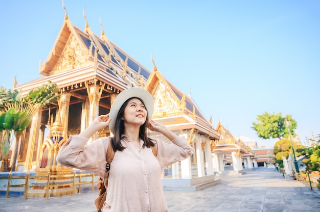 Les femmes touristiques aiment voyager dans le temple à Bangkok, Thaïlande