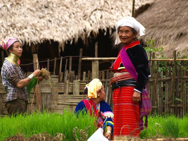 Photo femmes travaillant dans l'agriculture