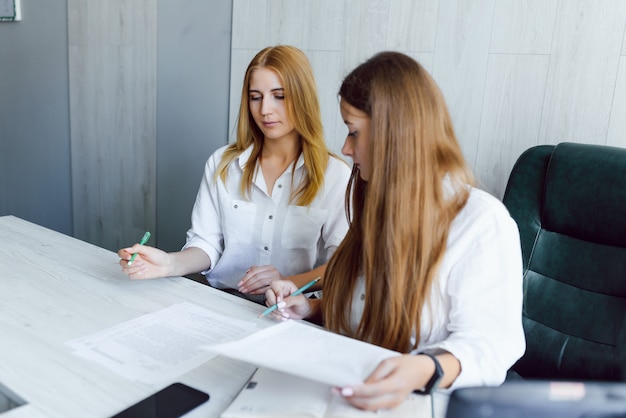 Femmes travaillant ensemble, intérieur de bureau