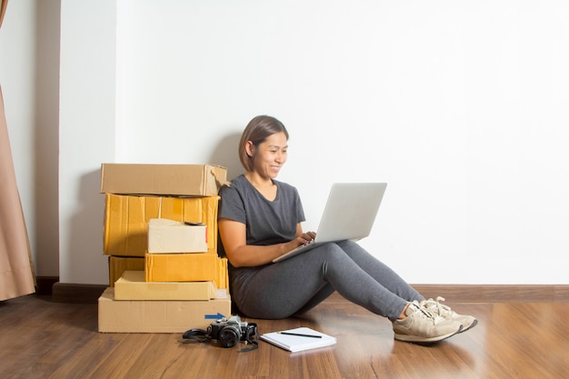 Femmes travaillant sur un ordinateur portable à la maison