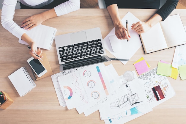 Femmes travaillant sur le projet