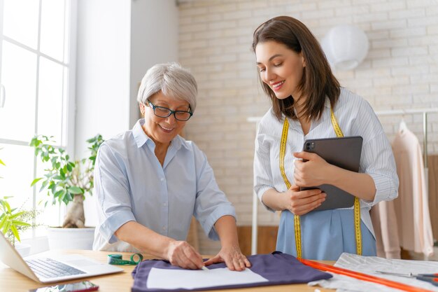 Photo les femmes travaillent à l'atelier. concept de petite entreprise.