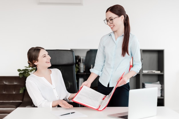 Les femmes travaillent ensemble dans le bureau à la paperasse