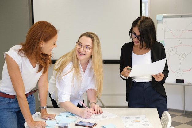 Les femmes travaillent en équipe Team building