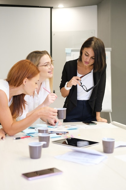 Les femmes travaillent en équipe Team building