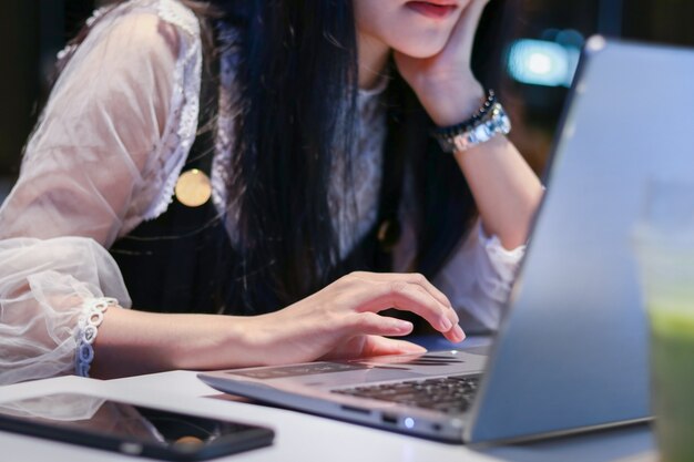 Les femmes travaillent sur des ordinateurs en pleine nuit.