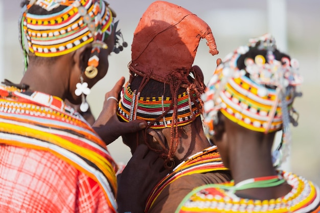Les femmes Turkana portant des bijoux traditionnels en perles faites à la main au Kenya