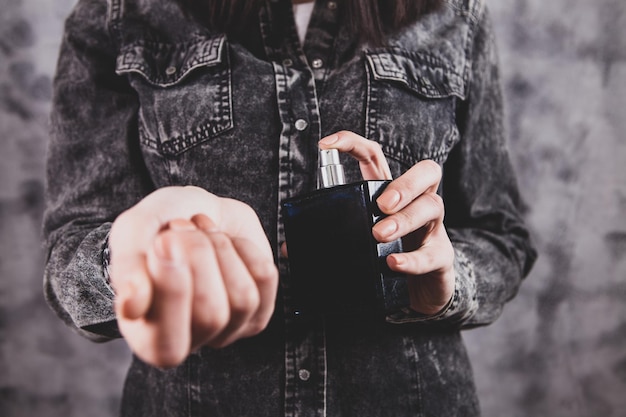 Les femmes utilisaient du parfum sur leurs mains