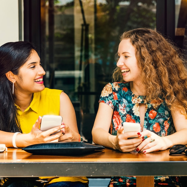 Femmes utilisant le concept d&#39;appareil numérique