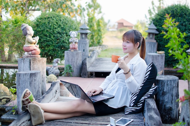 Photo femmes utilisant le laboratoire à l'extérieur dans le jardin