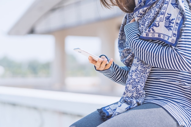 Les femmes utilisant un smartphone sont à l&#39;extérieur du bâtiment