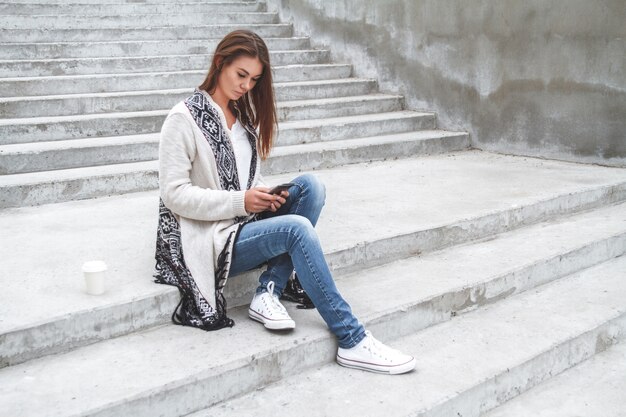 Femmes utilisant un téléphone ou un mobile