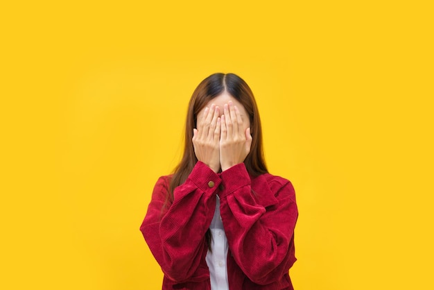 Les Femmes Utilisent La Main Pour Fermer Les Yeux Tout En Ressentant De La Tristesse Sur Fond Jaune Isolé