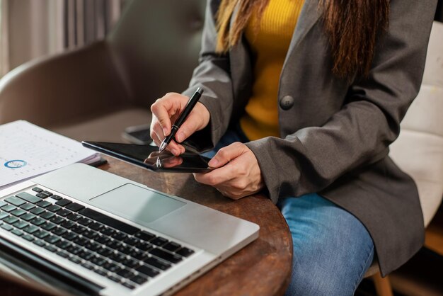 Les femmes utilisent une tablette pour travailler au bureau le matin.