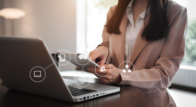 Les femmes utilisent une tablette pour travailler au bureau le matin