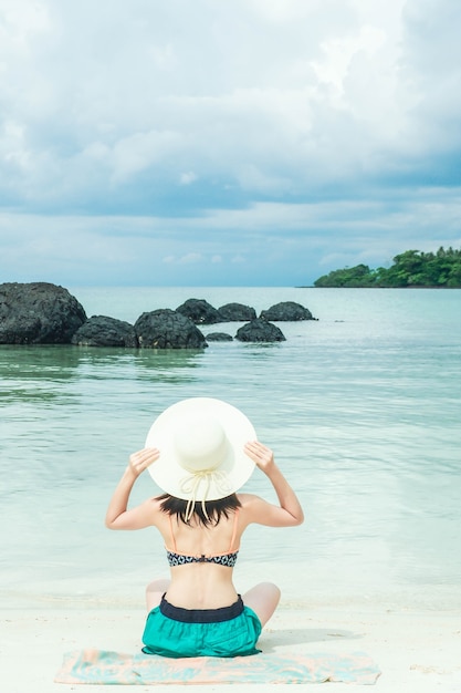 femmes de vacances d&#39;été sur la plage