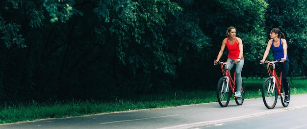 Des femmes à vélo dans un parc