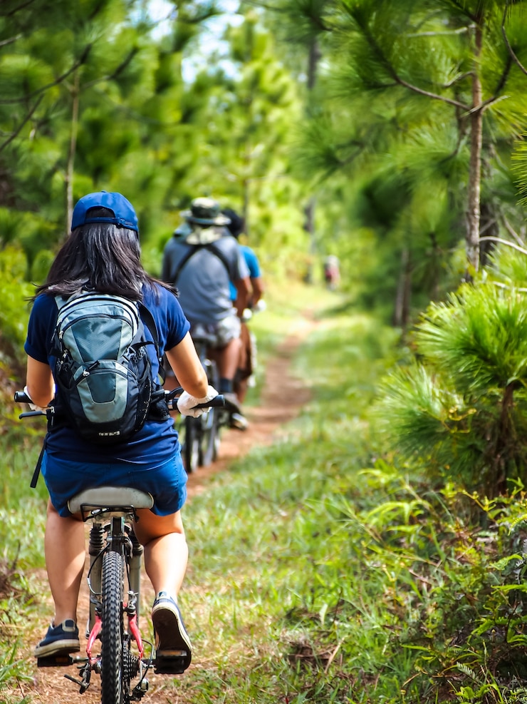 Photo femmes vélo sur la montagne, vacances actives