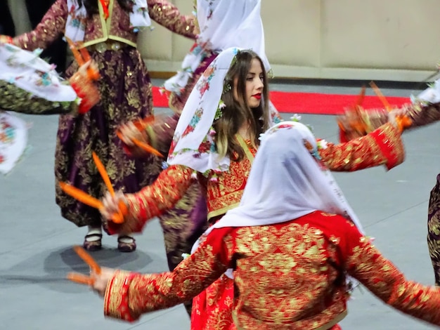 Photo des femmes en vêtements traditionnels dansant pendant le festival