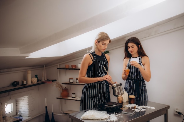 les femmes vêtues de tabliers font une bougie