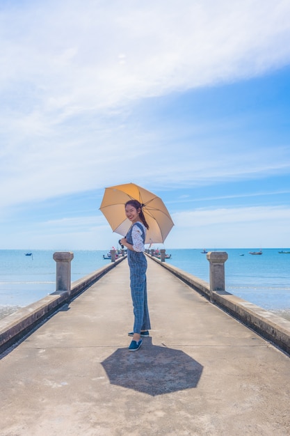 Femmes visitant le bord de mer