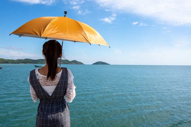 Femmes visitant le bord de mer