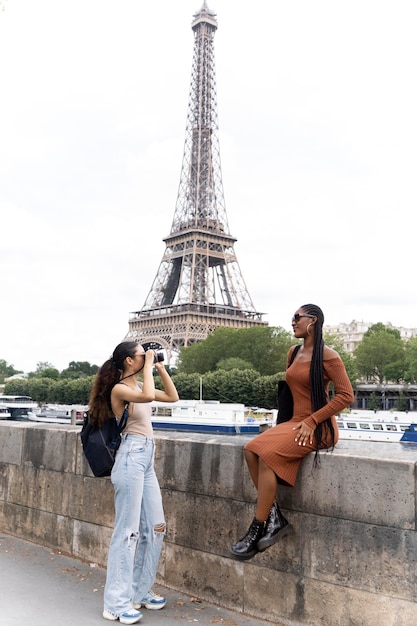 Photo femmes voyageant et s'amusant ensemble à paris