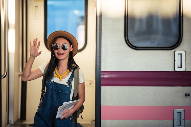 Les femmes voyagent à la gare pour un voyage d&#39;été, des idées de voyage.